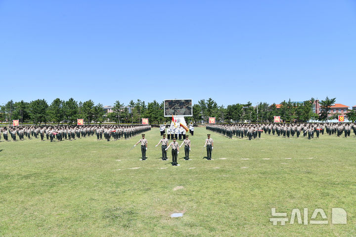 [포항=뉴시스] 안병철 기자 = 4일 해병대 연병장에서 신병 1317기 수료식이 열리고 있다. (사진=해병대 교육훈련단 제공) 2025.06.04. photo@newsis.com