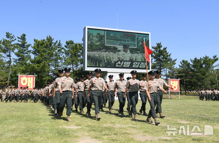 [포항=뉴시스] 안병철 기자 = 4일 해병대 연병장에서 열린 신병 1317기 수료식에 신병들이 입장하고 있다. (사진=해병대 교육훈련단 제공) 2025.06.04. photo@newsis.com