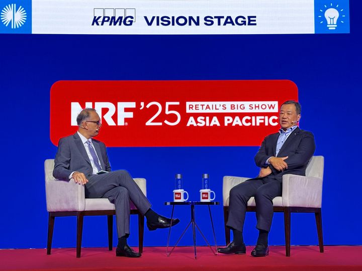 지난 3일 김상현 롯데유통군 총괄대표 부회장(오른쪽)이 싱가포르 '마리나 베이 샌즈 싱가포르에서 열린 'NRF Big Show APAC&nbsp; 2025'에 참석해 ‘비풀 차울라(Vipul Chawla)' 페어프라이스 그룹 대표(왼쪽)와 대담을 나눴다. (사진=롯데 유통군 제공) *재판매 및 DB 금지
