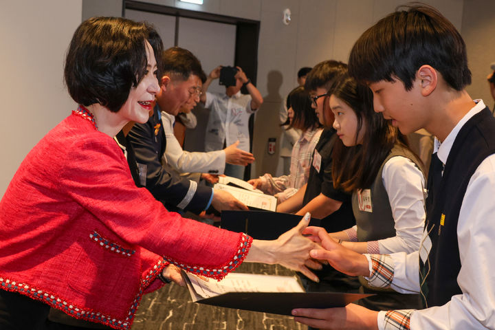 [서울=뉴시스]지난 4일 서울 송파구 롯데월드타워에서 열린 '신격호 롯데 나라사랑 장학금' 전달식에서 장혜선 이사장이 수여증을 건네고 있다(사진=롯데장학재단 제공) *재판매 및 DB 금지