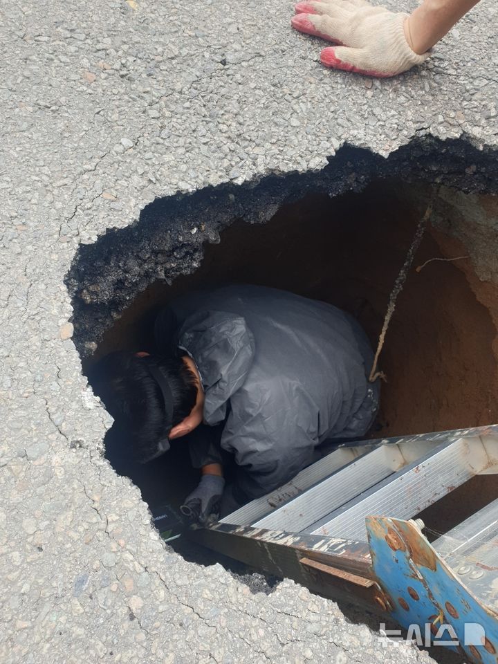 [안성=뉴시스] 안성의 한 아파트단지내 도로에서 발견된 싱크홀 모습 (사진=안성시의회 제공) 2025.06.04.photo@newsis.com 
