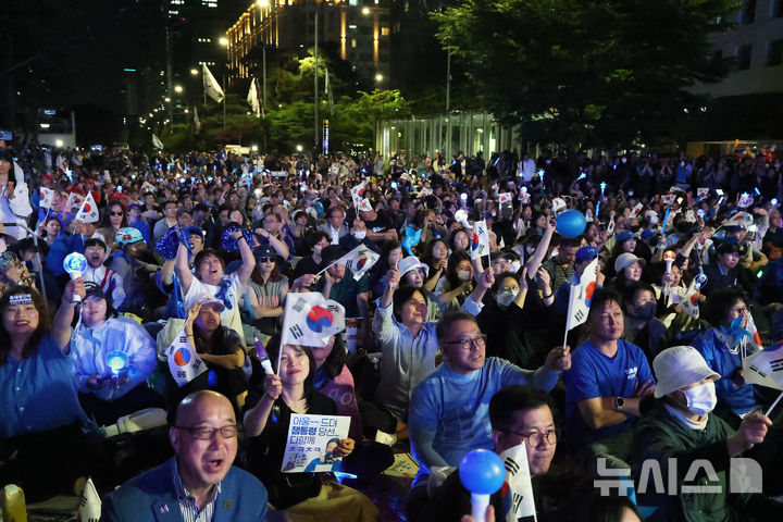 [서울=뉴시스] 조성우 기자 = 이재명 더불어민주당 대통령 후보가 3일 밤 당선이 확실시된 가운데 서울 여의도 국회 앞에서 지지자들이 환호하고 있다. (공동취재) 2025.06.04. photo@newsis.com