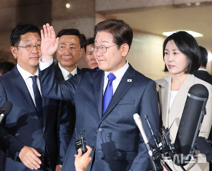 [인천=뉴시스] 전진환 기자 = 이재명 대통령이 4일 밤 인천 계양구 자택을 나서며 지지자들에게 인사하고 있다. 2025.06.04. amin2@newsis.com