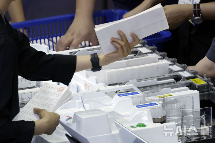 [서울=뉴시스] 최동준 기자 = 21대 대통령 선거일인 3일 오후 서울 중구구민회관에 마련된 개표소에서 개표 작업이 진행되고 있다. 2025.06.04. photocdj@newsis.com