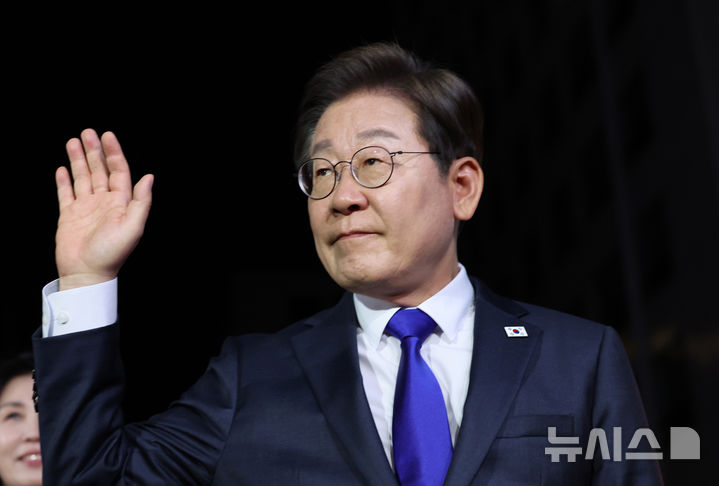 [서울=뉴시스] 조성우 기자 = 이재명 대통령이 4일 오전 서울 여의도 더불어민주당 당사에 도착해 인사하고 있다. (공동취재) 2025.06.04. photo@newsis.com