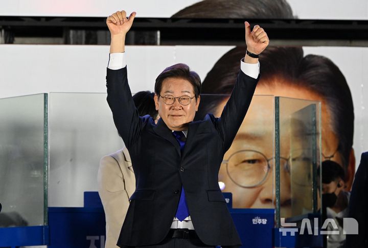 [서울=뉴시스] 조성우 기자 = 이재명 대통령이 4일 오전 서울 여의도 국회 앞에서 열린 국민 개표방송 행사에서 시민들을 향해 인사하고 있다. (공동취재) 2025.06.04. photo@newsis.com