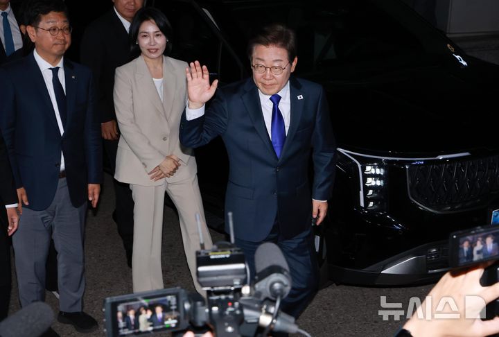 [서울=뉴시스] 조성우 기자 = 이재명 대통령이 4일 오전 서울 여의도 더불어민주당 당사에 도착해 인사하고 있다. (공동취재) 2025.06.04. photo@newsis.com