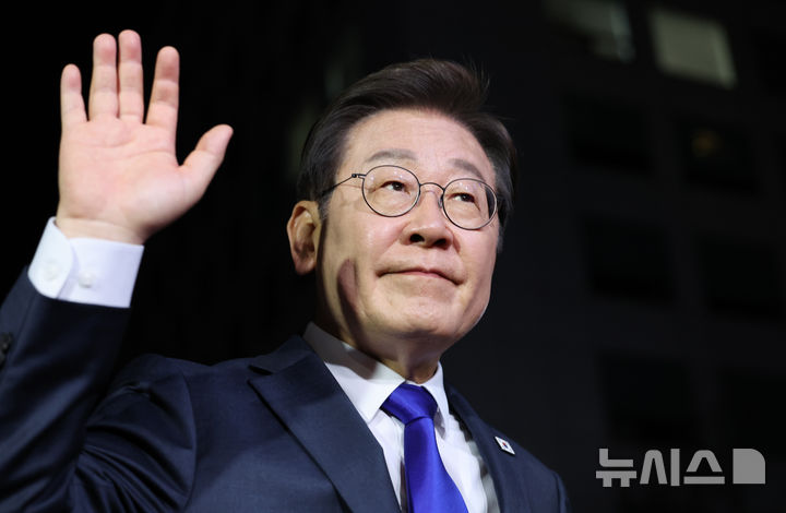 [서울=뉴시스] 조성우 기자 = 이재명 대통령이 4일 오전 서울 여의도 더불어민주당 당사에 도착해 인사하고 있다. (공동취재) 2025.06.04. photo@newsis.com