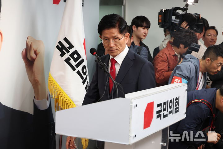 [서울=뉴시스] 고승민 기자 = 김문수 국민의힘 대선 후보가 4일 서울 여의도 당사에서 대선 승복 기자회견을 하고 있다. 2025.06.04. kkssmm99@newsis.com