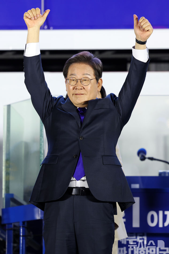[서울=뉴시스] 조성우 기자 = 이재명 대통령이 4일 오전 서울 여의도 국회 앞에서 열린 국민 개표방송 행사에서 시민들에게 인사하고 있다. 2025.06.04. xconfind@newsis.com