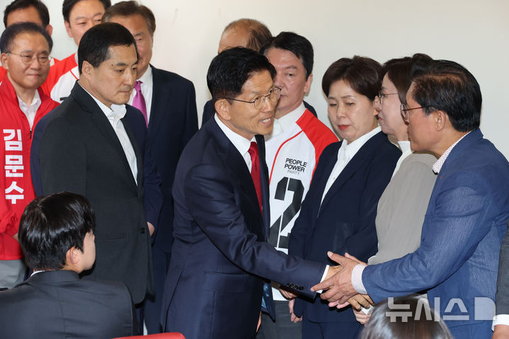 [서울=뉴시스] 고승민 기자 = 김문수 국민의힘 대선 후보가 4일 서울 여의도 당사에서 대선 승복 기자회견을 마친 뒤 의원들과 인사하고 있다. (공동취재) 2025.06.04. photo@newsis.com