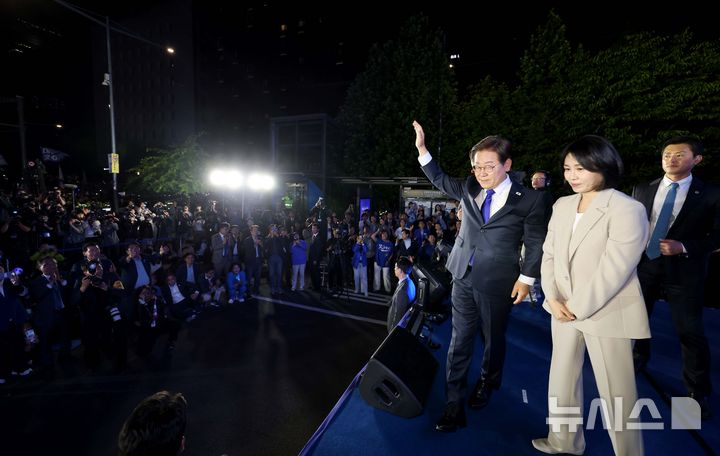 [서울=뉴시스] 조성우 기자 = 이재명 대통령과 김혜경 여사가 4일 오전 서울 여의도 국회 앞에서 열린 국민 개표방송 행사에서 시민들을 향해 인사하고 있다.(공동취재) 2025.06.04. photo@newsis.com