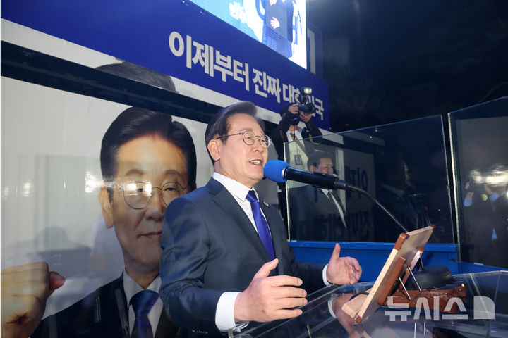 [서울=뉴시스] 조성우 기자 = 이재명 대통령이 4일 오전 서울 여의도 국회 앞에서 열린 국민 개표방송 행사에서 감사 인사를 하고 있다.(공동취재) 2025.06.04. photo@newsis.com