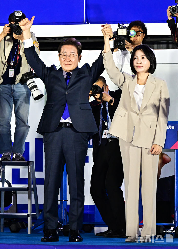 [서울=뉴시스] 조성우 기자 = 이재명 대통령과 김혜경 여사가 4일 오전 서울 여의도 국회 앞에서 열린 국민 개표방송 행사에서 시민들에게 인사하고 있다. (공동취재) 2025.06.04. photo@newsis.com