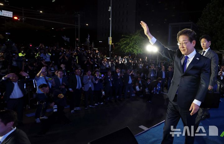 [서울=뉴시스] 조성우 기자 = 이재명 대통령이 4일 오전 서울 여의도 국회 앞에서 열린 국민 개표방송 행사에서 발언을 마친 뒤 인사하고 있다. (공동취재) 2025.06.04. photo@newsis.com