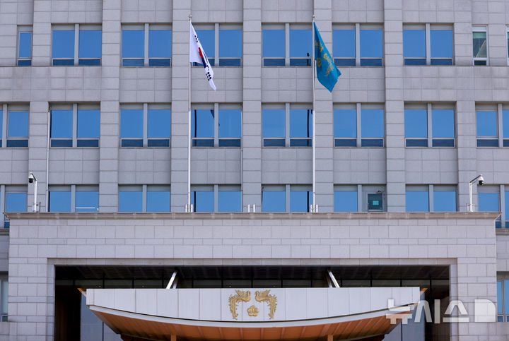 [서울=뉴시스] 최진석 기자 = 제21대 이재명 대통령 임기가 시작된 지난달 4일 서울 용산 대통령실 청사에 봉황기가 게양돼 있다. (대통령실통신사진기자단) 2025.06.04. myjs@newsis.com