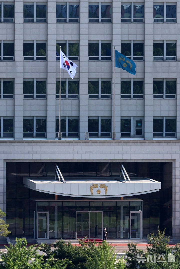 [서울=뉴시스] 이영환 기자 = 이재명 대통령의 임기가 시작된 4일 오전 서울 용산구 대통령실 청사에 봉황기가 게양되어 있다. 2025.06.04. 20hwan@newsis.com