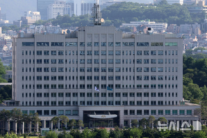 [서울=뉴시스] 이영환 기자 = 이재명 대통령의 임기가 시작된 4일 오전 서울 용산구 대통령실 청사에 봉황기가 게양되어 있다. 2025.06.04. 20hwan@newsis.com