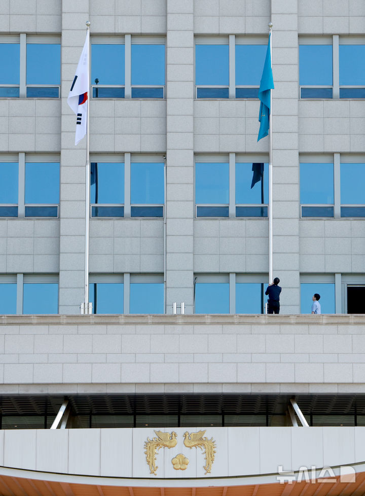 [서울=뉴시스] 최진석 기자 = 21대 이재명 대통령 임기가 시작된 4일 서울 용산 대통령실 청사에서 대통령실 총무비서관실 직원들이 봉황기를 게양하고 있다. (대통령실통신사진기자단) 2025.06.04. myjs@newsis.com