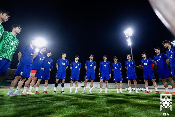 [서울=뉴시스] 2026 FIFA 북중미 월드컵 3차 예선 이라크와의 경기를 앞둔 축구대표팀이 3일(현지 시간) 이라크 바스라 알 파이하 스타디움에서 훈련하기 앞서 손흥민의 발언을 듣고 있다. (사진=대한축구협회 제공) 2025.06.04. photo@newsis.com *재판매 및 DB 금지