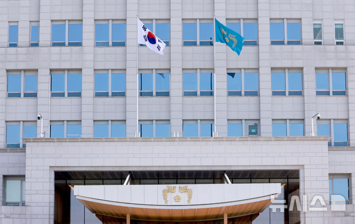 [서울=뉴시스] 최진석 기자 = 제21대 이재명 대통령 임기가 시작된 4일 서울 용산 대통령실 청사에 봉황기가 게양돼 있다. (대통령실통신사진기자단) 2025.06.04. myjs@newsis.com