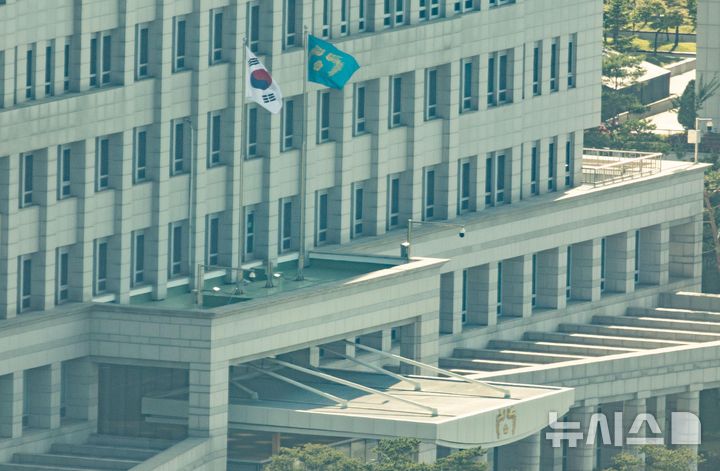 [서울=뉴시스] 사진공동취재단 = 이재명 대통령의 임기가 시작된 4일 서울 용산구 대통령실 청사에 봉황기가 게양돼 있다. 2025.06.04. photo@newsis.com