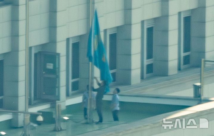[서울=뉴시스] 사진공동취재단 = 이재명 대통령의 임기가 시작된 4일 서울 용산구 대통령실 청사에서 관계자들이 봉황기를 게양하고 있다. 2025.06.04. photo@newsis.com