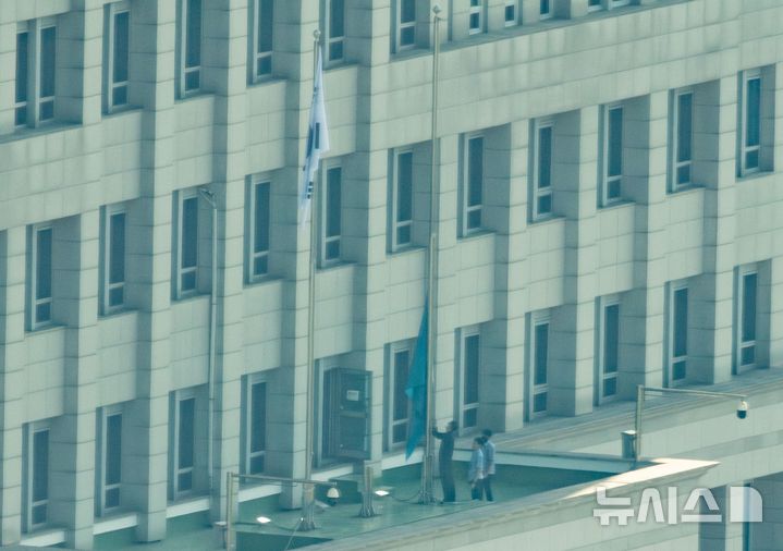[서울=뉴시스] 사진공동취재단 = 이재명 대통령의 임기가 시작된 4일 서울 용산구 대통령실 청사에서 관계자들이 봉황기를 게양하고 있다. 2025.06.04. photo@newsis.com