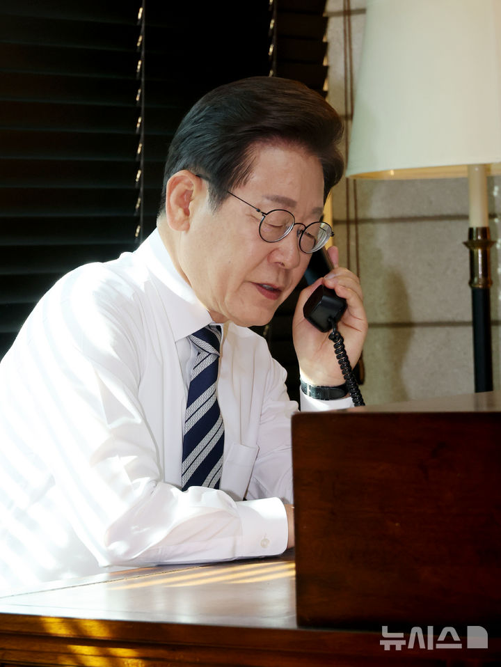 [인천=뉴시스] 최진석 기자 = 이재명 대통령이 4일 인천 계양구 사저에서 김명수 합동참모본부 의장과 통화하며 군 통수권 이양 보고를 받고 있다. (대통령실통신사진기자단) 2025.06.04. myjs@newsis.com