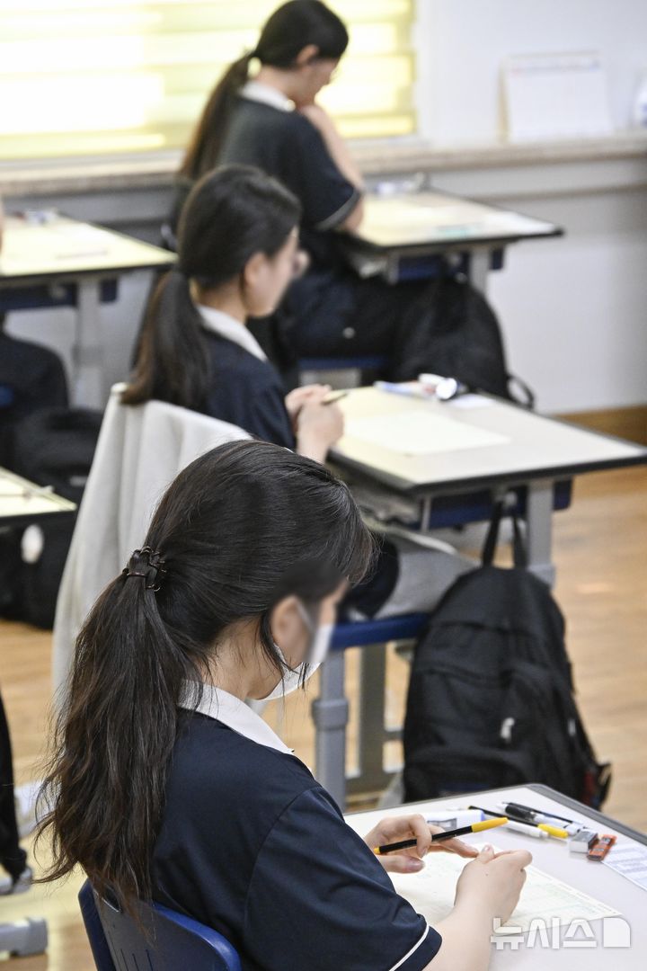 [서울=뉴시스] 사진공동취재단 = 2026학년도 대학수학능력시험 6월 모의평가 시행일인 4일 서울 영등포구 여의도여자고등학교에서 학생들이 시험 준비를 하고 있다. 2025.06.04. photo@newsis.com