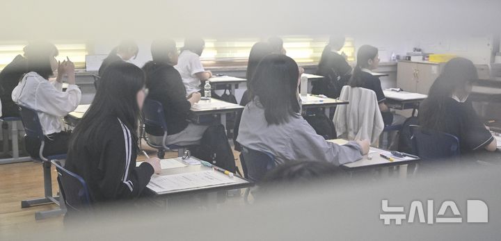 [서울=뉴시스] 사진공동취재단 = 2026학년도 대학수학능력시험 6월 모의평가 시행일인 4일 서울 영등포구 여의도여자고등학교에서 학생들이 시험 준비를 하고 있다. 2025.06.04. photo@newsis.com
