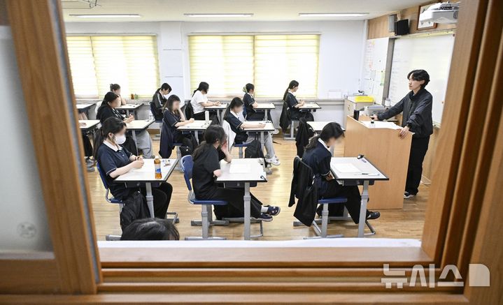[서울=뉴시스] 사진공동취재단 = 2026학년도 대학수학능력시험 6월 모의평가 시행일인 4일 서울 영등포구 여의도여자고등학교에서 학생들이 시험 준비를 하고 있다. 2025.06.04. photo@newsis.com