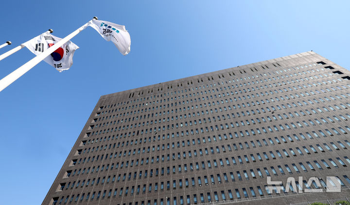 [서울=뉴시스] 추상철 기자 = 4일 오전 서울 서초구 서울중앙지방검찰청 앞으로 태극기와 검찰 깃발이 나란히 바람에 나부끼고 있다. 2025.06.04. scchoo@newsis.com