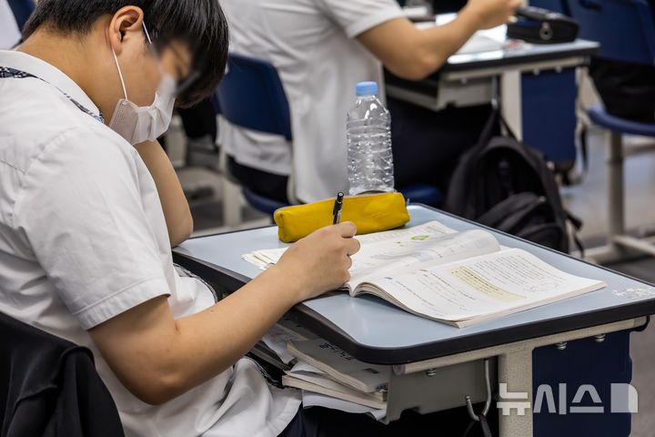 [서울=뉴시스] 사진공동취재단 = 2026학년도 대학수학능력시험 6월 모의평가 시행일인 4일 서울 금천구 금천고등학교에서 학생들이 시험 시작 전 마지막 점검을 하고 있다. 2025.06.04. photo@newsis.com