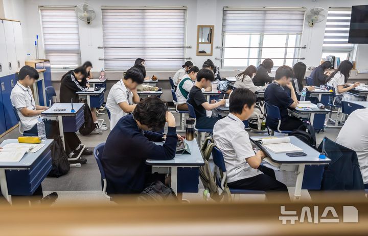 [서울=뉴시스] 사진공동취재단 = 2026학년도 대학수학능력시험 6월 모의평가 시행일인 4일 서울 금천구 금천고등학교에서 학생들이 시험 시작 전 마지막 점검을 하고 있다. 2025.06.04. photo@newsis.com