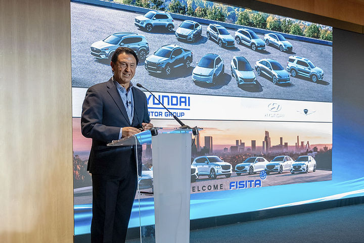 [서울=뉴시스] 호세 무뇨스 현대차 대표이사 사장이 3일(현지 시간) 스페인 바르셀로나의 카탈루냐 콩그레스 센터에서 열린 세계자동차공학회연합 월드 모빌리티 컨퍼런스 2025에서 기조연설을 하고 있다. (사진=현대차그룹 제공) 2025.06.04. photo@newsis.com *재판매 및 DB 금지