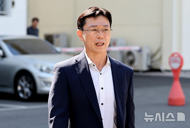 [대구=뉴시스] 이무열 기자 = 임성근 전 해병대 1사단장이 지난 4일 대구 수성구 대구지검에 업무상과실치사 등의 혐의 피의자 신분으로 소환조사를 받기 위해 출석하고 있다. 2025.06.04. lmy@newsis.com