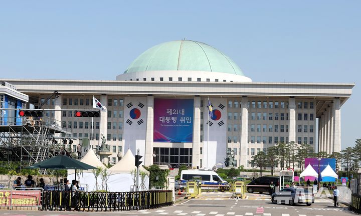 [서울=뉴시스] 조성봉 기자 = 이재명 제21대 대통령 취임선서식이 열리는 4일 오전 서울 여의도 국회 본청 외벽에 대형 태극기와 행사 현수막이 걸려 있다. 2025.06.04. suncho21@newsis.com