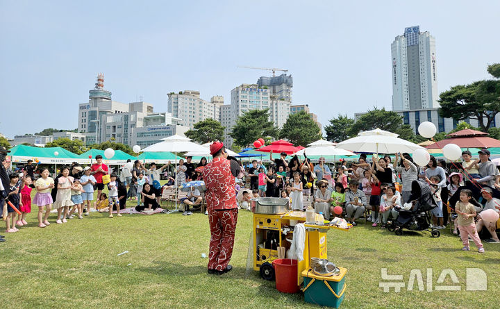 [광주=뉴시스] 광주 도심 속 '아트 피크닉' 운영. (사진=광주시청 제공). photo@newsis.com *재판매 및 DB 금지