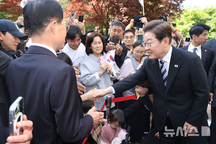 [인천=뉴시스] 최진석 기자 = 이재명 대통령이 4일 인천 계양구 사저에서 주민들과 인사를 나누고 있다. (대통령실통신사진기자단) 2025.06.04. myjs@newsis.com
