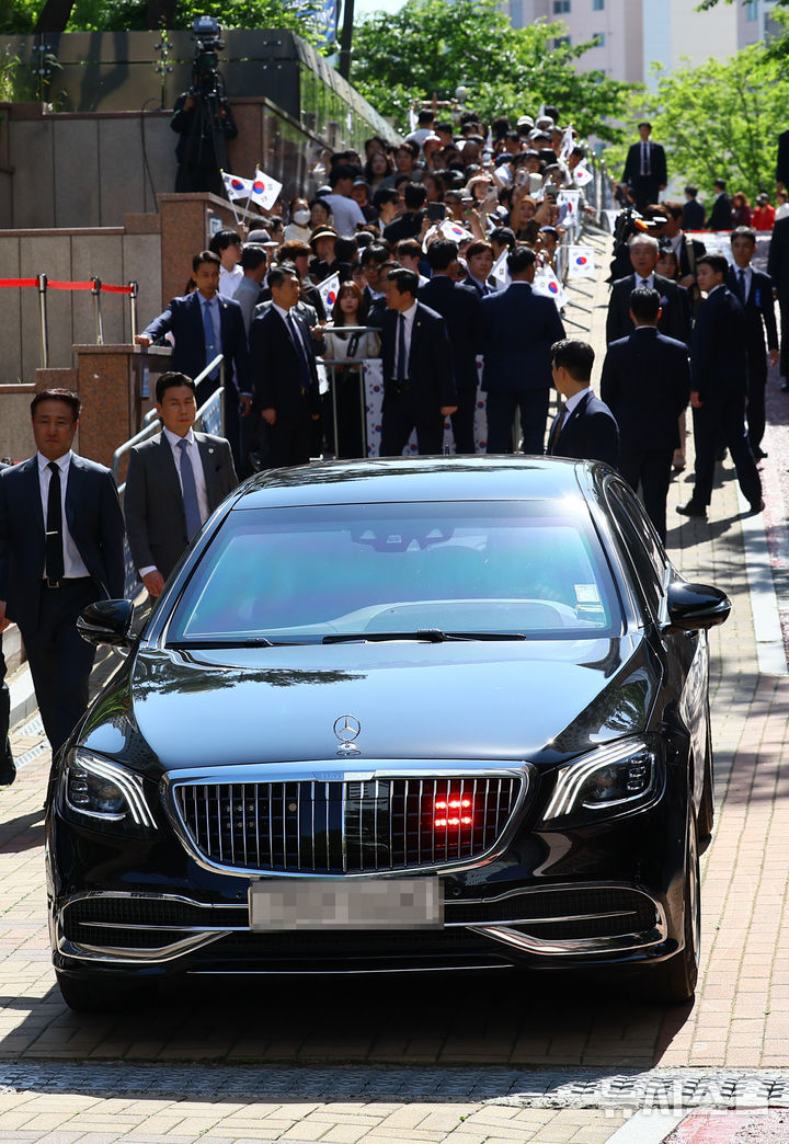 [인천=뉴시스] 최진석 기자 = 이재명 대통령이 4일 인천 계양구 사저에서 차량에 탑승해 이동하고 있다. (대통령실통신사진기자단) 2025.06.04. myjs@newsis.com