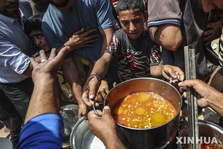 [가자시티=신화/뉴시스] ﻿﻿미국과 이스라엘이 공동 설립한 민간 인도주의 단체 '가자인도주의재단(GHF)'이 약 하루 반 동안 중단됐던 가자지구 구호 배급소 운영을 재개했다. 사진은 지난 3일(현지 시간) 가자지구 가자시티의 한 식량 배급소에서 팔레스타인 어린이들이 무료 음식을 받는 모습.  2025.06.06