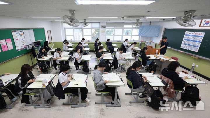 [대구=뉴시스] 이무열 기자 = 2026학년도 대학수학능력시험 6월 모의평가가 실시된 지난달 4일 대구 수성구 대구여자고등학교에서 3학년 학생들이 배부받은 문제지를 살펴보고 있는 모습. 2025.06.04. lmy@newsis.com
