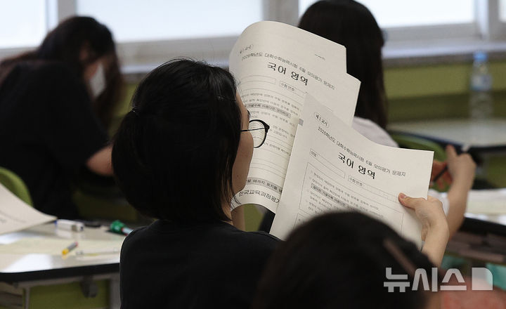 [대구=뉴시스] 이무열 기자 = 2026학년도 대학수학능력시험 6월 모의평가가 실시된 지난 4일 대구 수성구 대구여자고등학교에서 3학년 학생들이 문제지를 배부받고 있는 모습. 2025.06.04. lmy@newsis.com