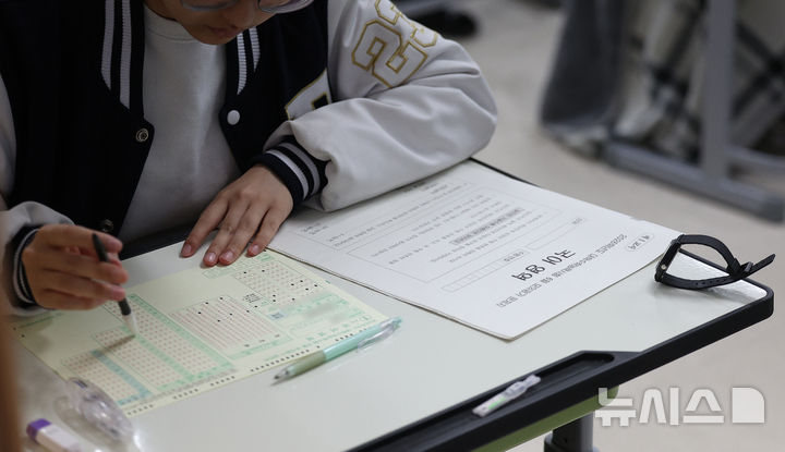 [대구=뉴시스] 이무열 기자 = 2026학년도 대학수학능력시험 6월 모의평가가 실시된 4일 대구 수성구 대구여자고등학교에서 3학년 학생들이 배부받은 답안지를 작성하고 있다. 2025.06.04. lmy@newsis.com