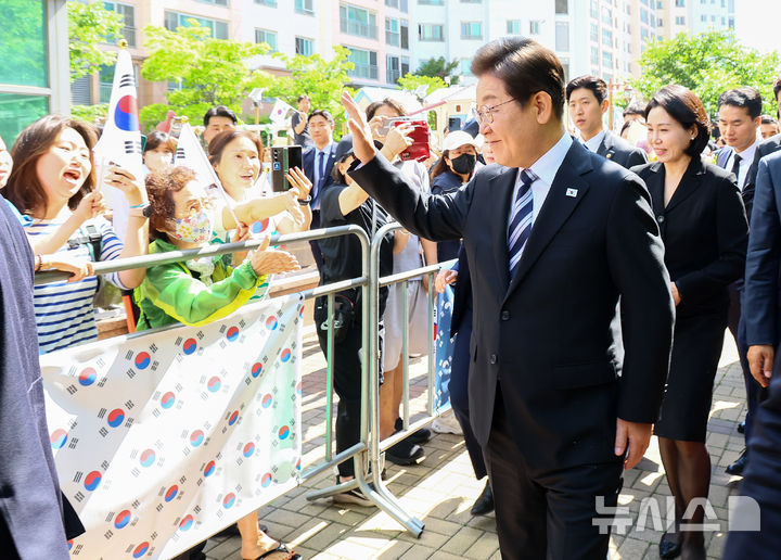 [인천=뉴시스] 최진석 기자 = 이재명 대통령이 4일 인천 계양구 사저를 나서며 주민들을 향해 인사하고 있다. (대통령실통신사진기자단) 2025.06.04. myjs@newsis.com