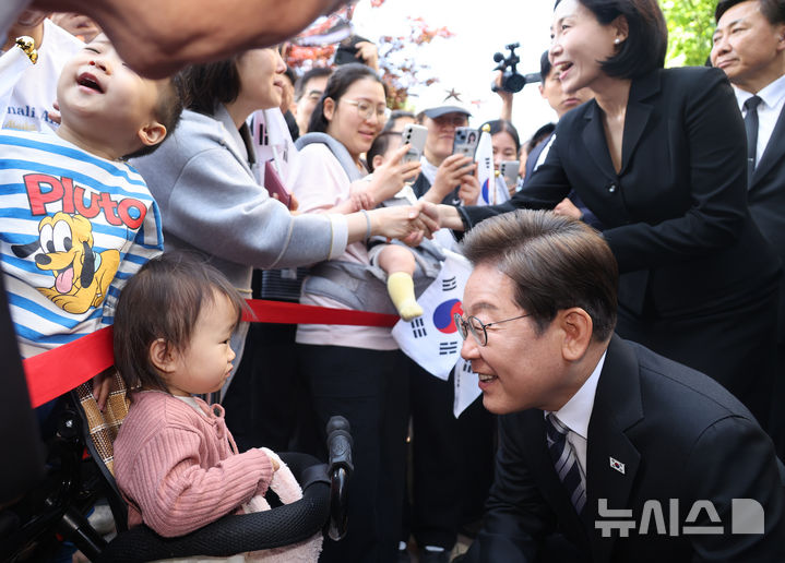 [인천=뉴시스] 최진석 기자 = 이재명 대통령이 4일 인천 계양구 사저에서 어린이와 눈을 맞추고 미소짓고 있다. (대통령실통신사진기자단) 2025.06.04. myjs@newsis.com