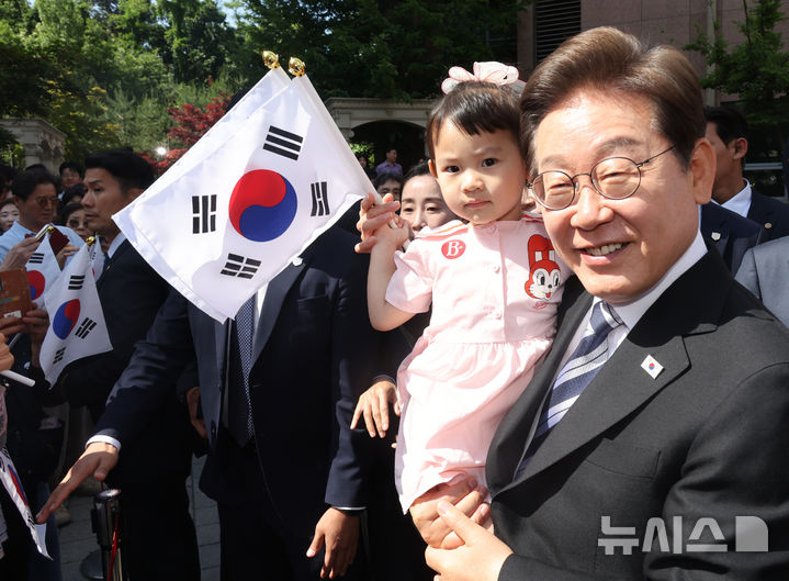 [인천=뉴시스] 최진석 기자 = 이재명 대통령이 4일 인천 계양구 사저에서 어린이를 안고 있다. (대통령실통신사진기자단) 2025.06.04. myjs@newsis.com