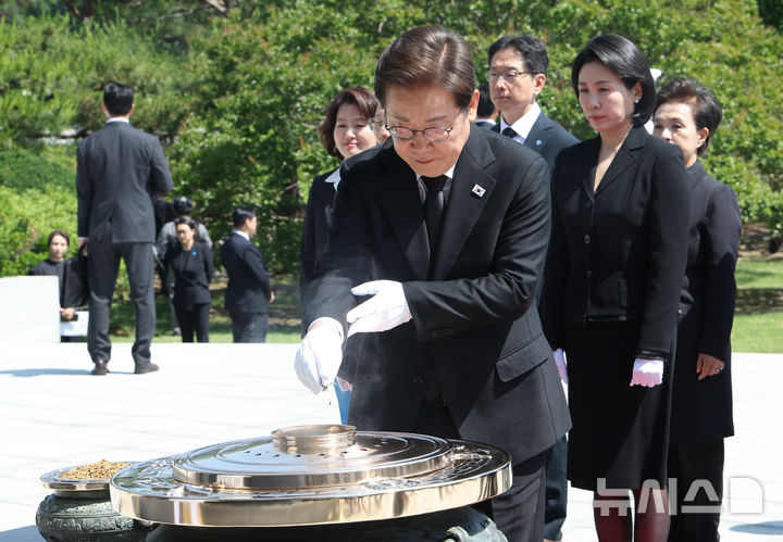 [서울=뉴시스] 고범준 기자 = 이재명 대통령이 4일 서울 동작구 국립서울현충원 현충탑에 분향하고 있다. 2025.06.04. bjko@newsis.com