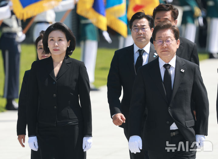 [서울=뉴시스] 고범준 기자 = 이재명 대통령과 부인 김혜경 여사가 4일 서울 동작구 국립서울현충원 현충탑 참배를 위해 들어서고 있다. 2025.06.04. bjko@newsis.com